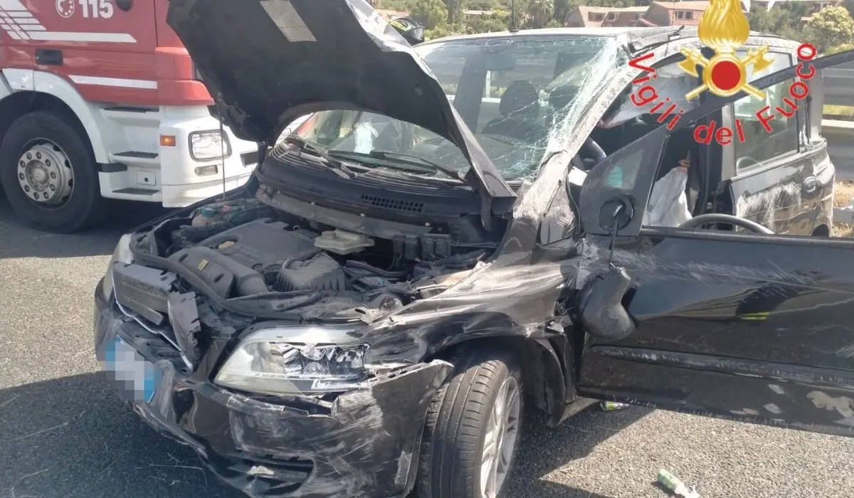 Incidente sull'A2 Autostrada del Mediterraneo, grave un uomo
