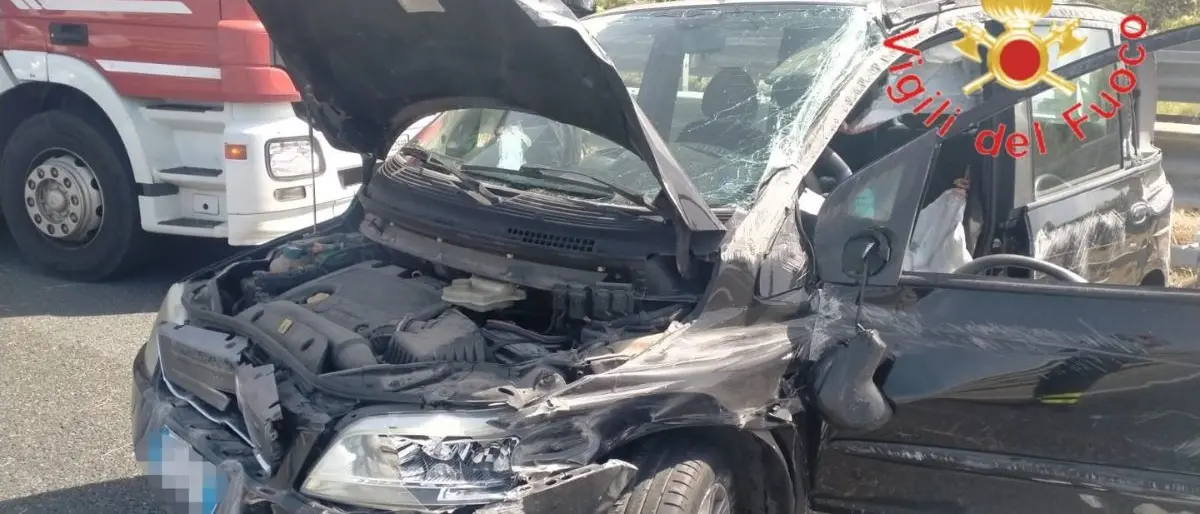 Incidente sull'A2 Autostrada del Mediterraneo, grave un uomo