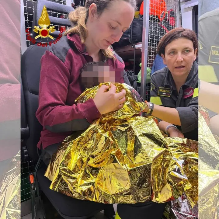 Alluvioni in Piemonte, i vigili del fuoco salvano una bambina di tre mesi - FOTO