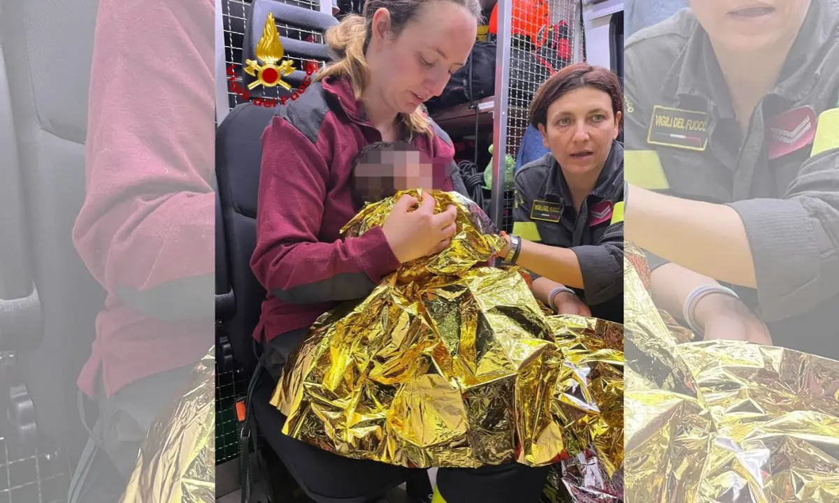 Alluvioni in Piemonte, i vigili del fuoco salvano una bambina di tre mesi - FOTO