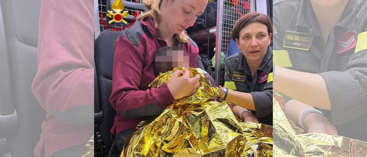 Alluvioni in Piemonte, i vigili del fuoco salvano una bambina di tre mesi - FOTO