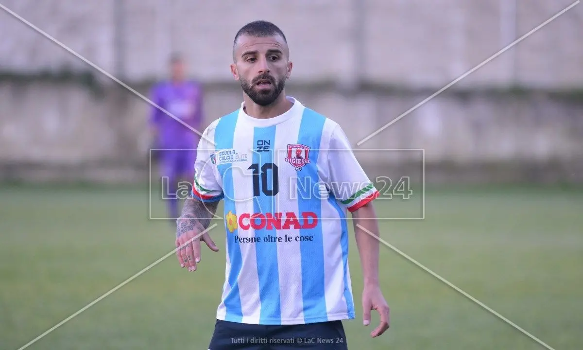 Angelo Petrone rinnova con il Praia Tortora: «Voglio fare 100 gol con questa maglia»