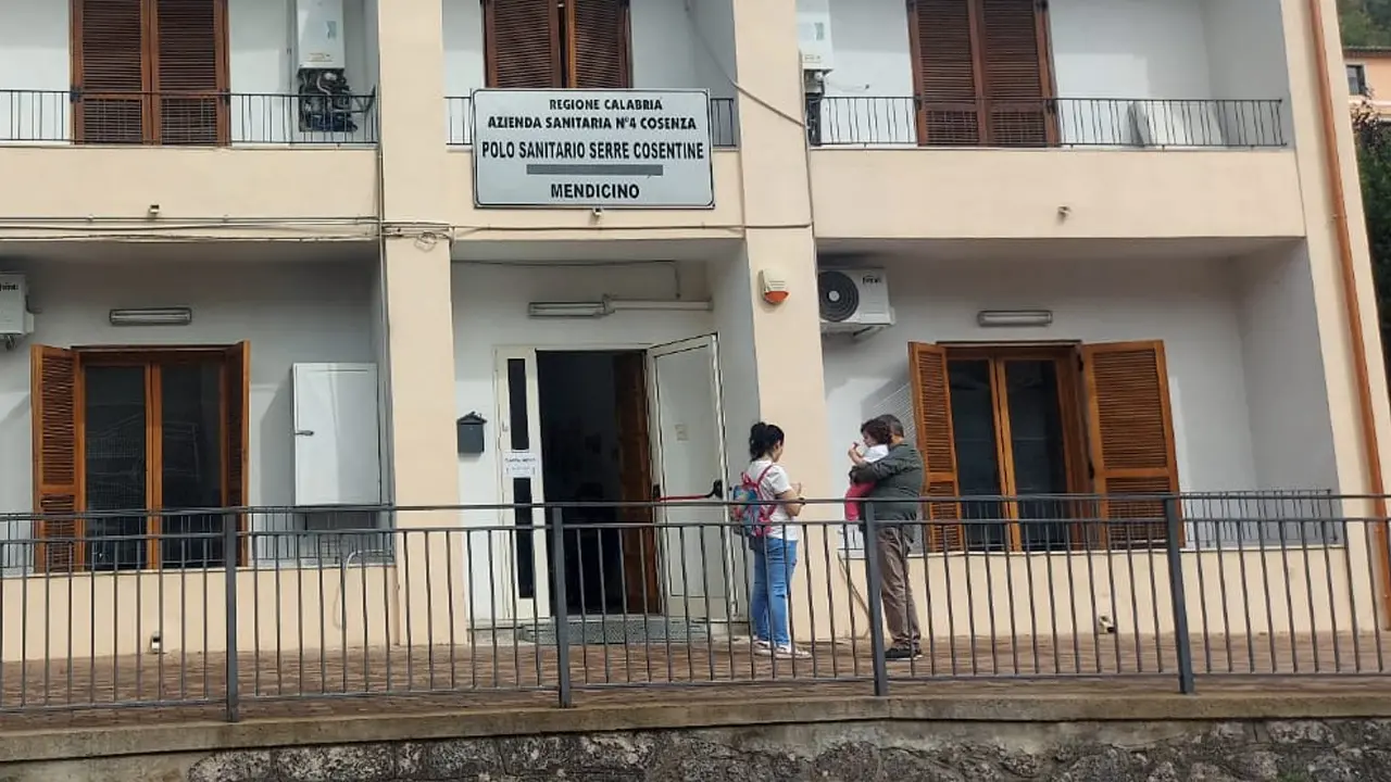 Mendicino, il ring della Guardia Medica. Bucarelli: «Stop disinformazione»