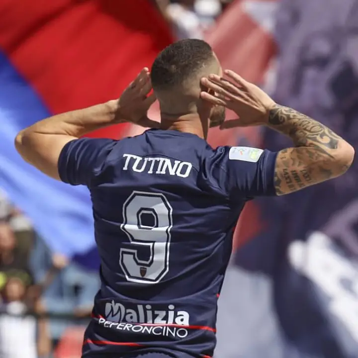 Cosenza, Tutino e quel post che infiamma i tifosi dei Lupi