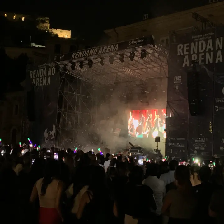 Cosenza per una notte torna negli anni Novanta e diventa la \"regina del Celebrità\" - FOTO