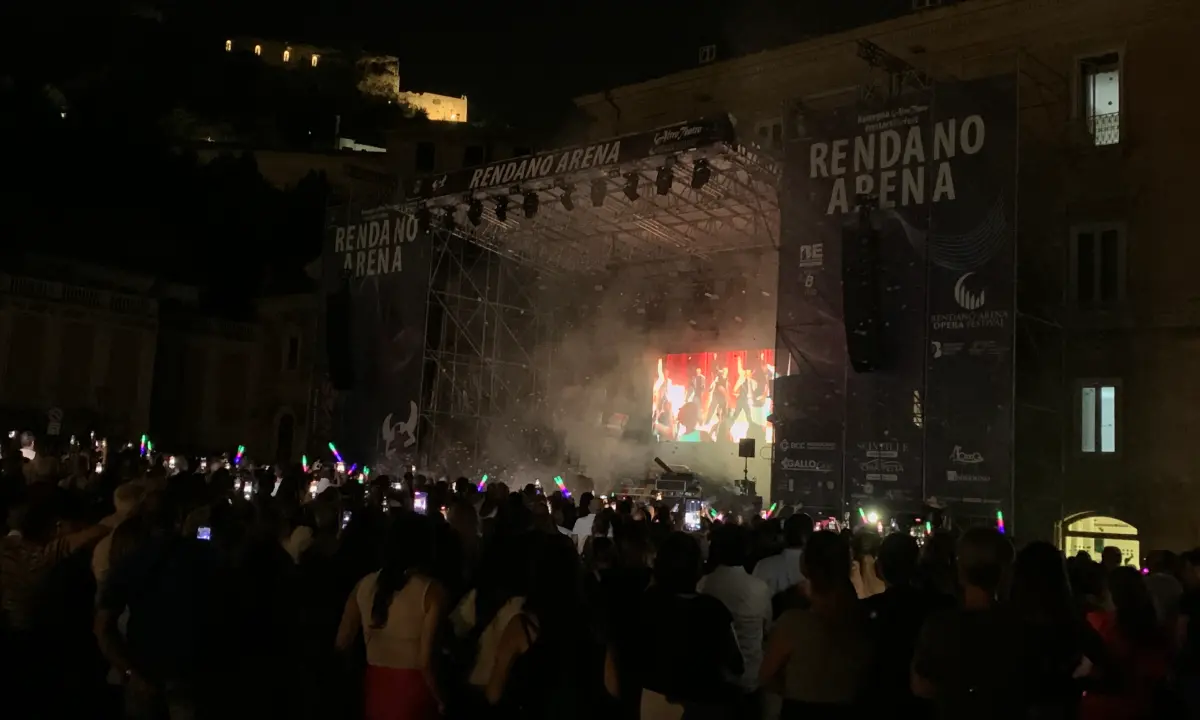 Cosenza per una notte torna negli anni Novanta e diventa la \"regina del Celebrità\" - FOTO