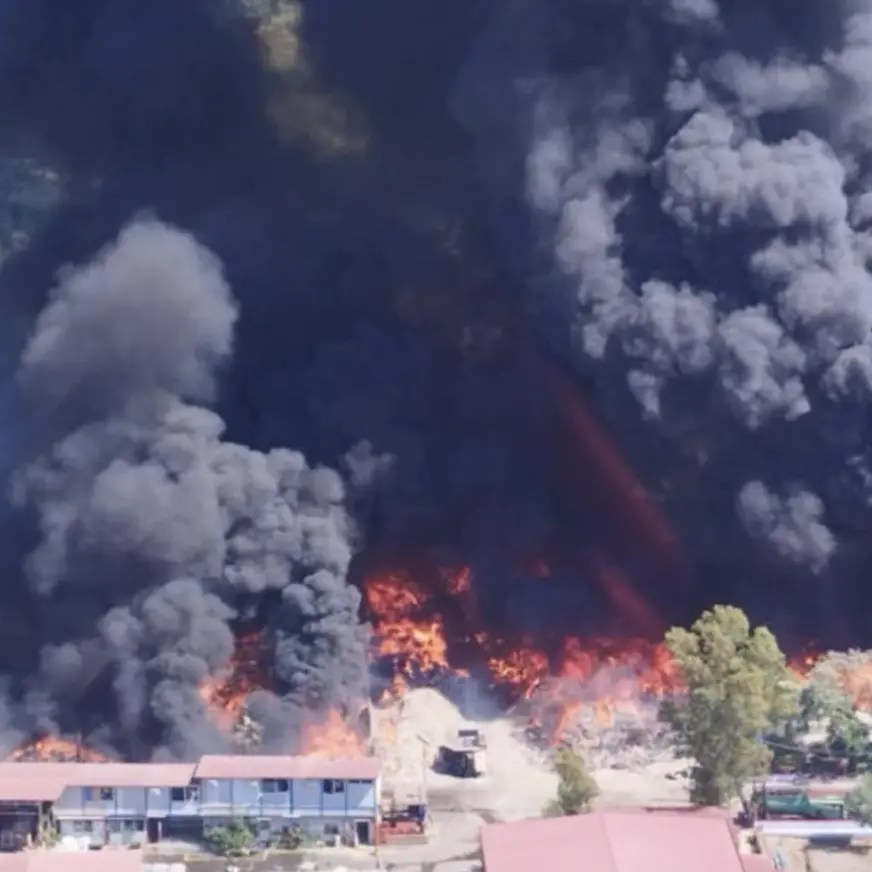 Palmi, incendio in un deposito di materiali plastici. Quattro squadre di Vigili in azione
