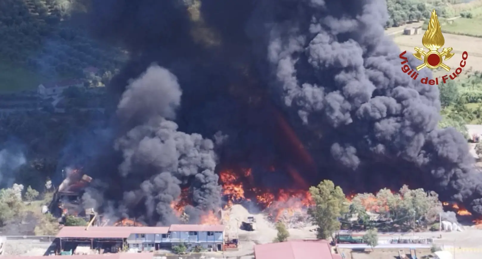 Palmi, incendio in un deposito di materiali plastici. Quattro squadre di Vigili in azione