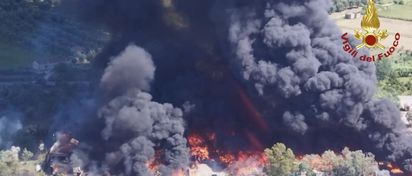 Palmi, incendio in un deposito di materiali plastici. Quattro squadre di Vigili in azione