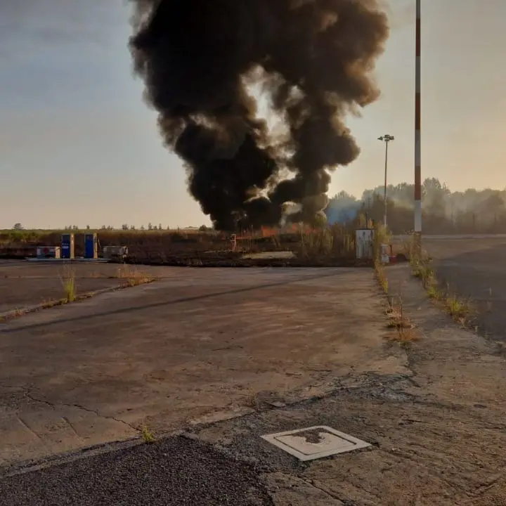 Nube nera su Scalea, incendio nel pressi del deposito carburanti dell'aviosuperficie