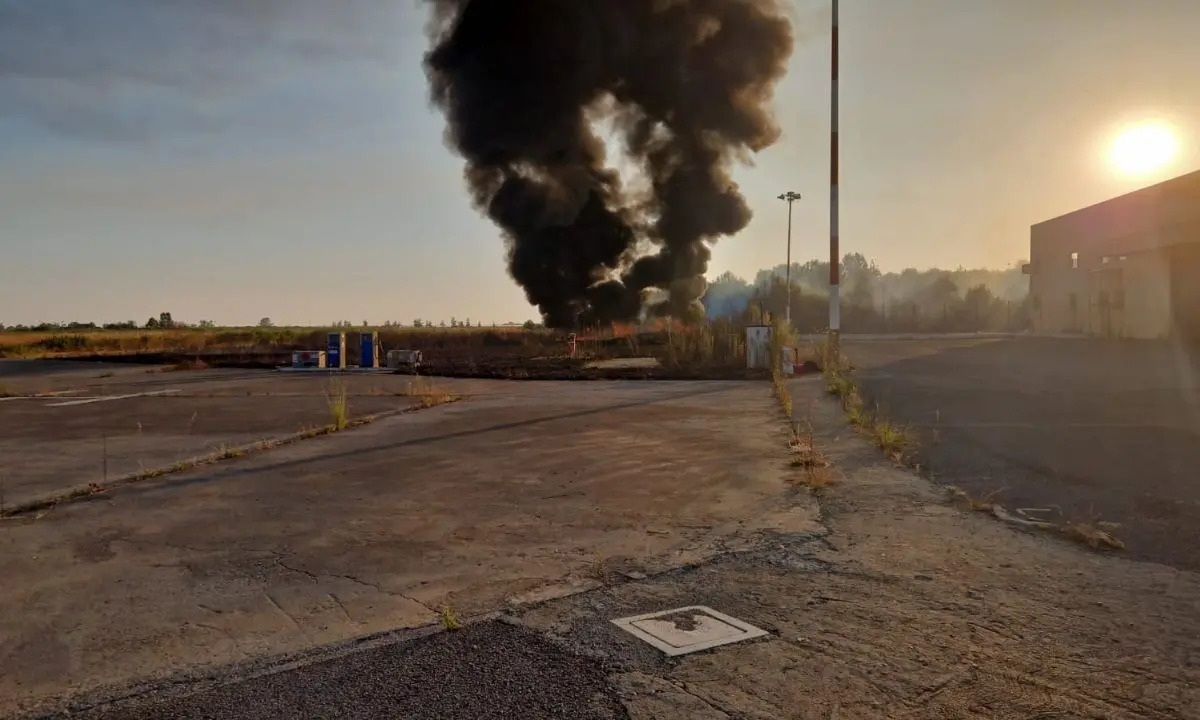 Nube nera su Scalea, incendio nel pressi del deposito carburanti dell'aviosuperficie