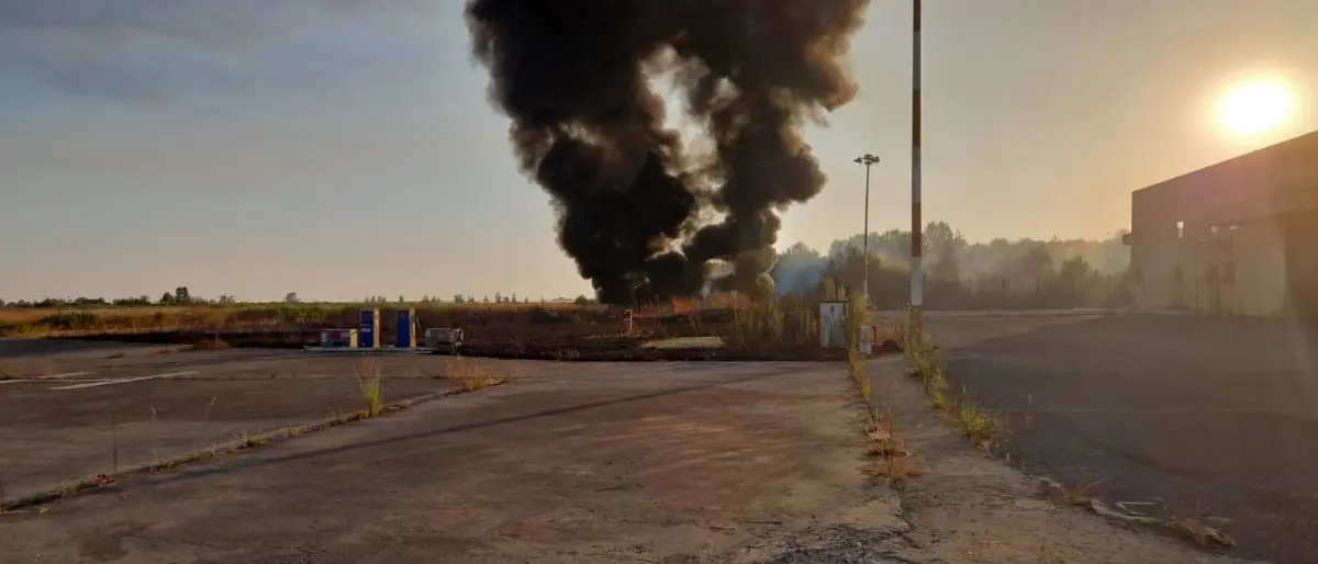 Nube nera su Scalea, incendio nel pressi del deposito carburanti dell'aviosuperficie