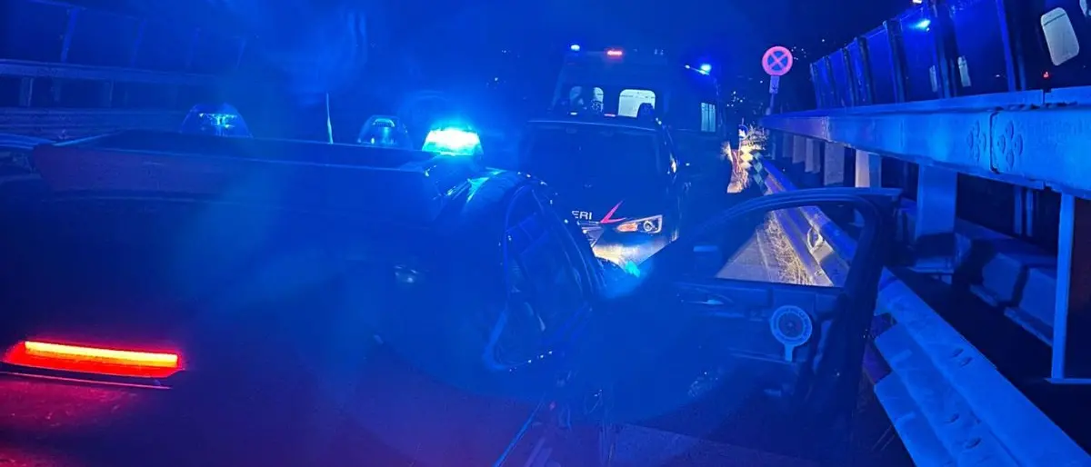 Tragedia sfiorata a Montalto Uffugo, tenta di buttarsi dal cavalcavia ma un carabiniere la blocca in tempo