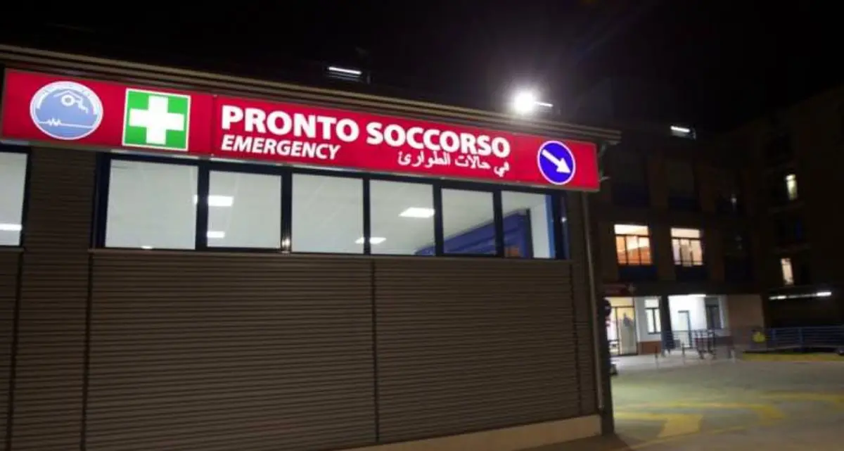 Muore al Pronto soccorso dell’Annunziata, la moglie: «Mio marito lasciato solo in bagno»\n