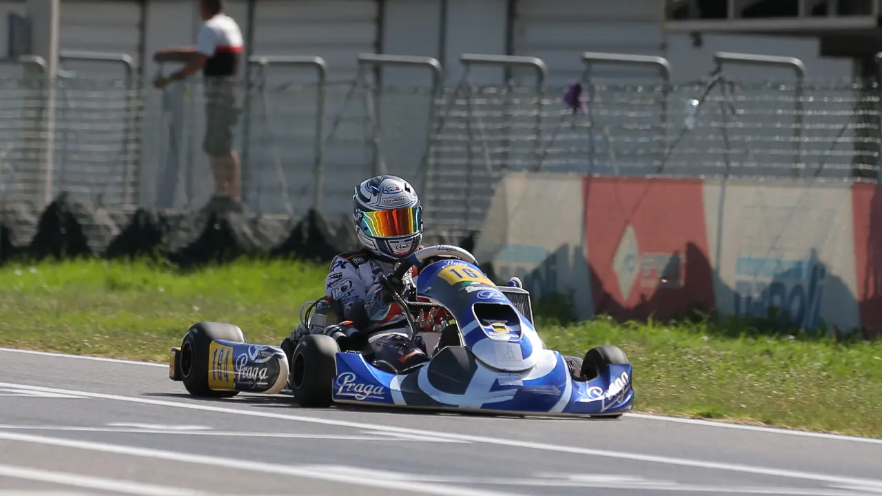 Ermanno Quintieri sul podio a Sarno con vista sul tricolore del Karting