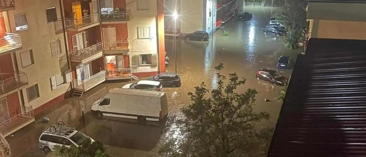Corigliano Rossano, la pioggia provoca allagamenti e danni. Schiavonea sott'acqua