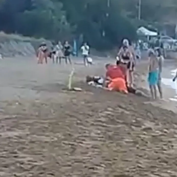 Tragedia a Crotone, muore in spiaggia per una puntura d'insetto