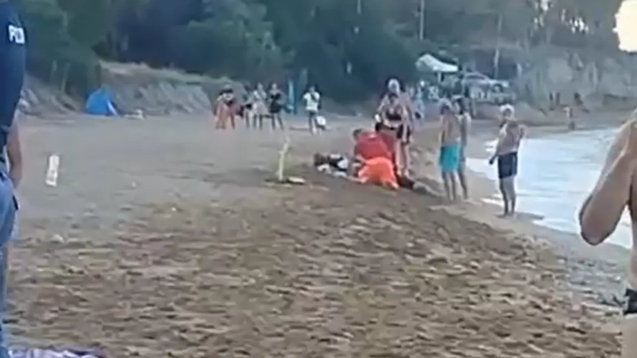 Tragedia a Crotone, muore in spiaggia per una puntura d'insetto