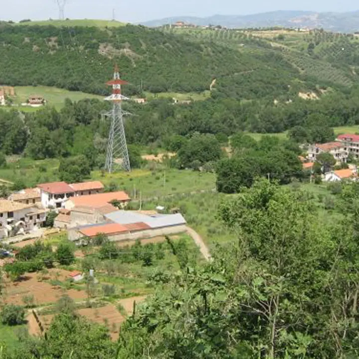 Montalto Uffugo, i cittadini a Faragalli: «L'elettrodotto frigge sulle nostre teste»