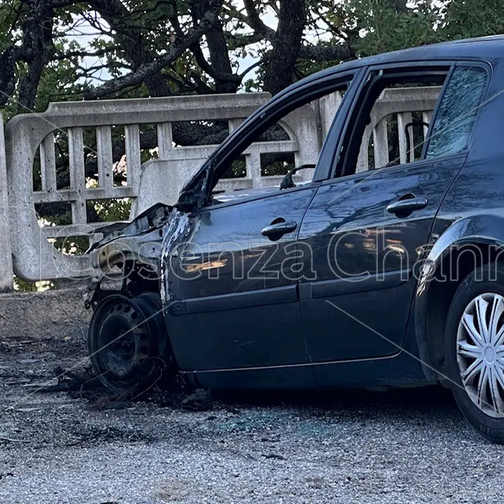 Corigliano Rossano, auto in fiamme durante la notte. Sospetta matrice dolosa