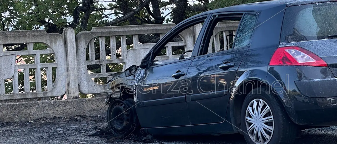 Corigliano Rossano, auto in fiamme durante la notte. Sospetta matrice dolosa