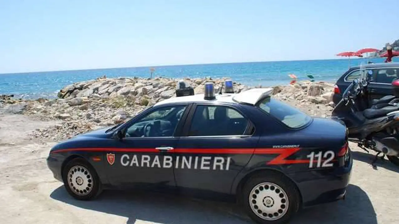 Lo prende a schiaffi, pugni e gli stacca un orecchio a morsi. Arrestato in spiaggia a Scalea