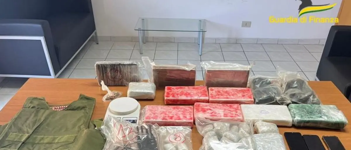 Blitz della Finanza a Cetraro, scoperti 13 chili di cocaina. Arrestate due persone | NOMI