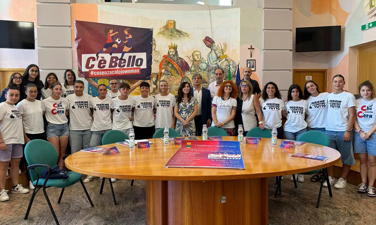 Non è un Paese per sportive: la squadra di calcio femminile di Cosenza ricevuta in Comune - FOTO E VIDEO