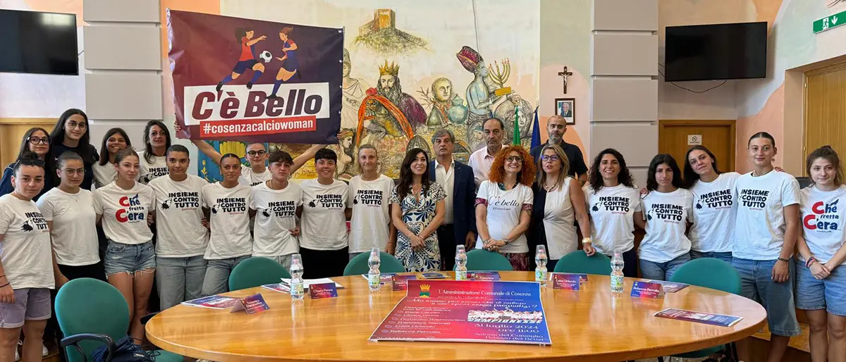 Non è un Paese per sportive: la squadra di calcio femminile di Cosenza ricevuta in Comune - FOTO E VIDEO