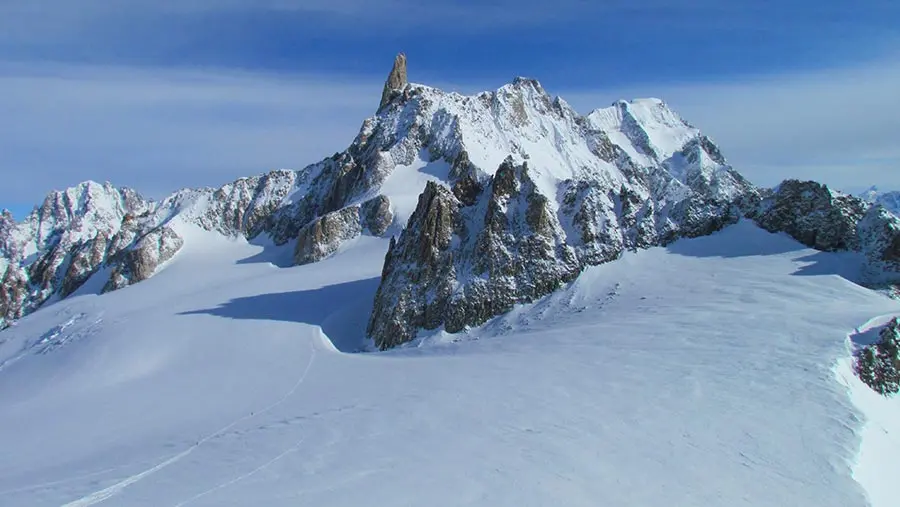 Tragedia sul Monte Bianco: crollo di un seracco causa un morto e quattro feriti