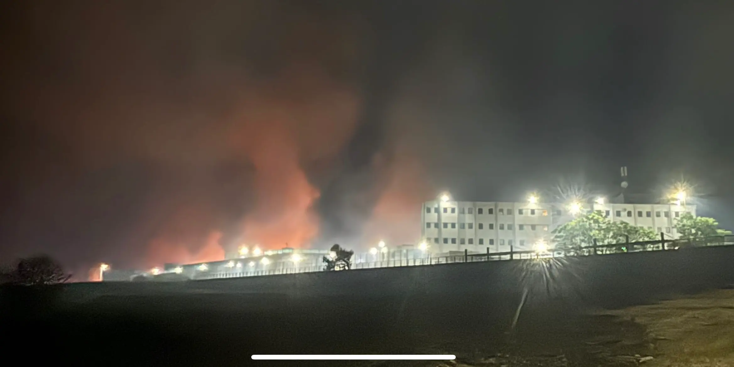 Castrovillari, spaventoso incendio vicino al carcere