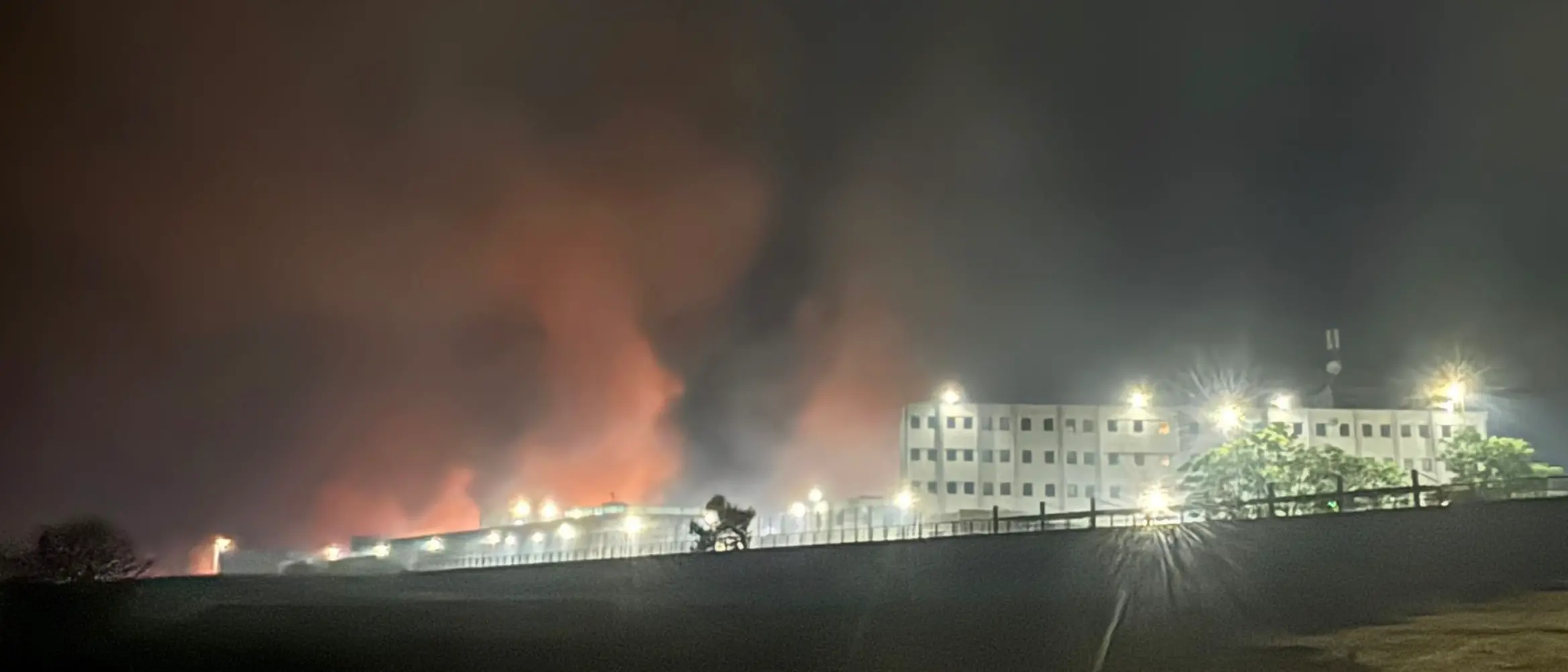 Castrovillari, spaventoso incendio vicino al carcere