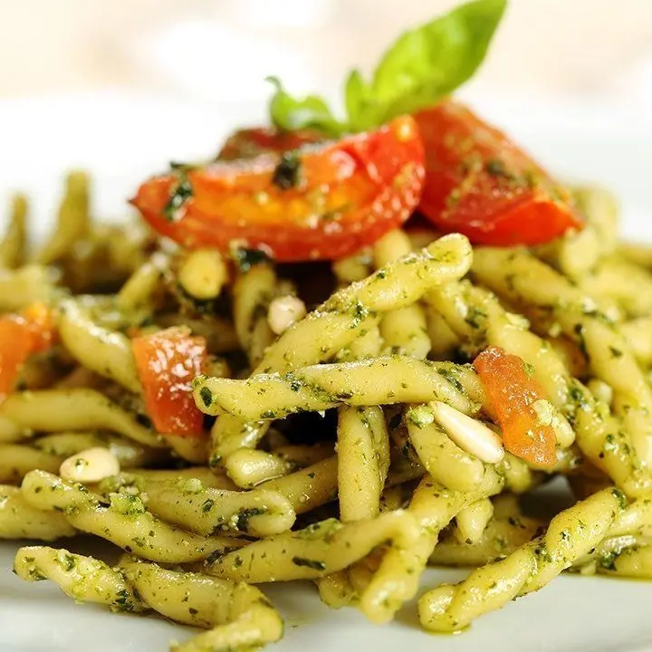 Insalate di pasta estiva: ricetta con pesto, pomodorini e rucola
