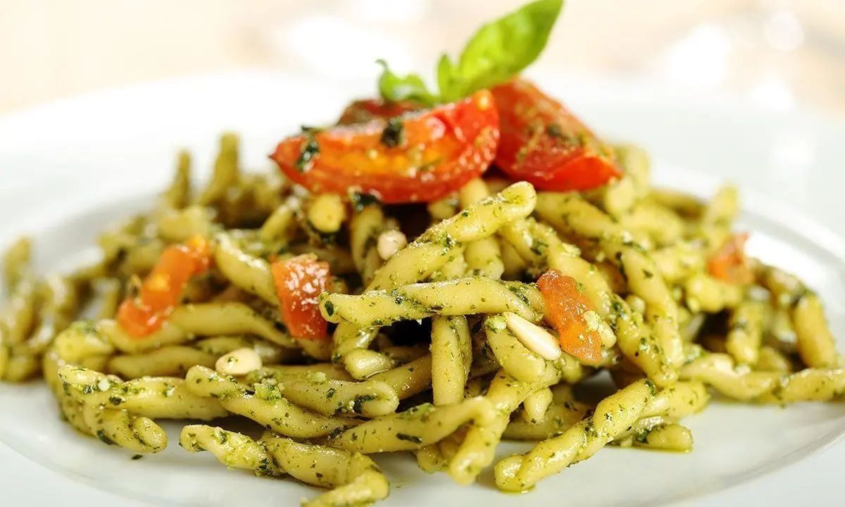 Insalate di pasta estiva: ricetta con pesto, pomodorini e rucola