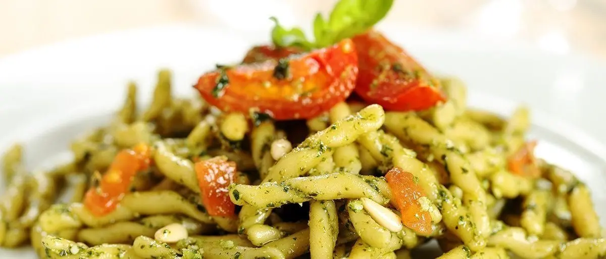 Insalate di pasta estiva: ricetta con pesto, pomodorini e rucola