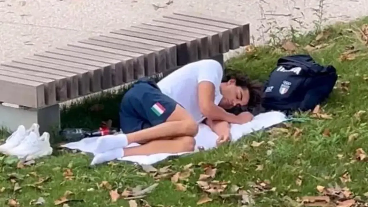 Parigi 2024, troppo caldo negli alloggi degli atleti e il nuotatore Ceccon dorme sul prato