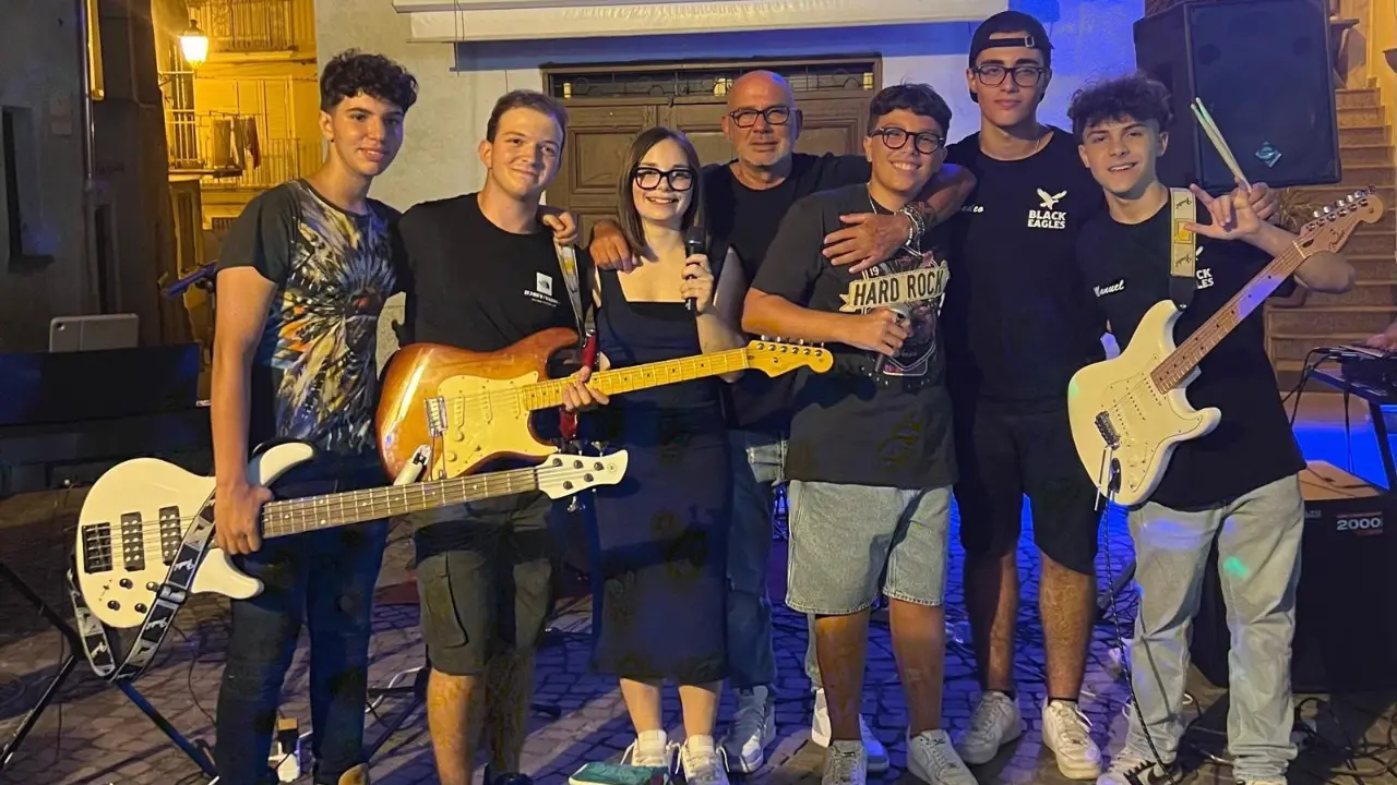 Lago, l’estate è iniziata con il sound dei Black Eagles. E il 17 agosto arriva Valeria Marini