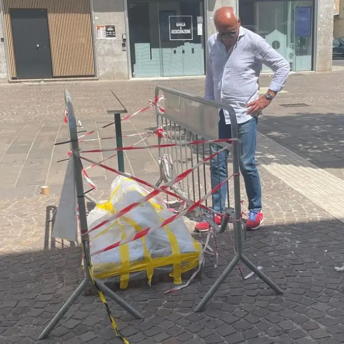 Opera di Sacha Sosno in frantumi, sopralluogo del sindaco Franz Caruso