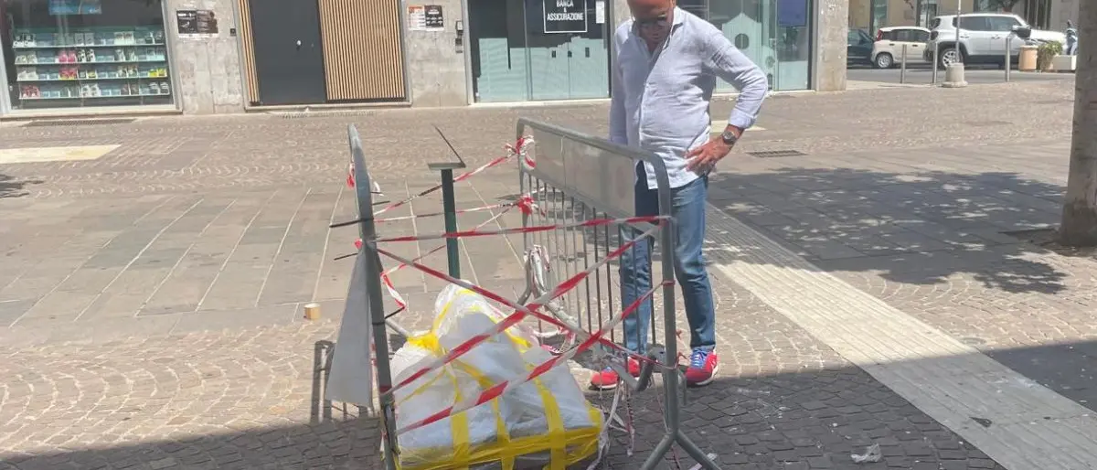 Opera di Sacha Sosno in frantumi, sopralluogo del sindaco Franz Caruso