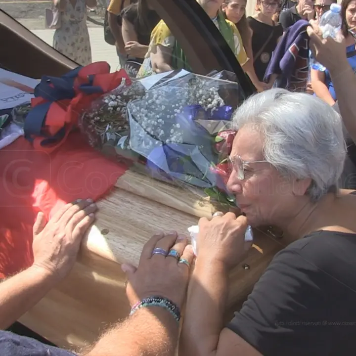 Morte di Ilaria Mirabelli: la famiglia chiede chiarezza su auto, lesioni e maglietta azzurrina