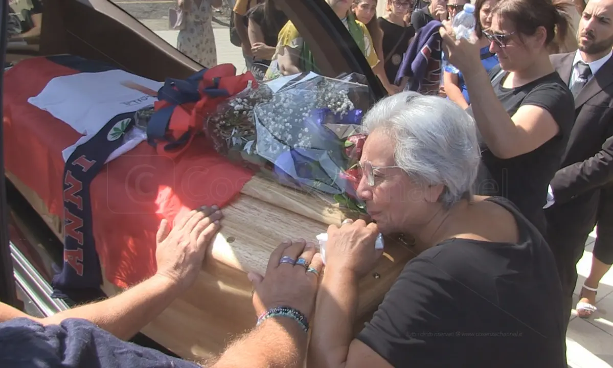 Morte di Ilaria Mirabelli: la famiglia chiede chiarezza su auto, lesioni e maglietta azzurrina