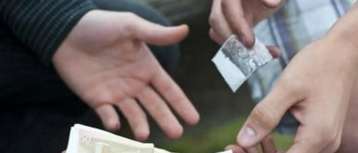 Droga smerciata davanti ai locali di Cosenza, in cinque a giudizio | NOMI