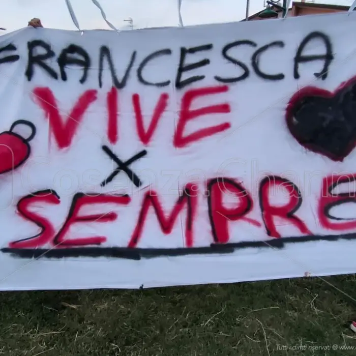 A Tortora è il giorno del dolore, l'ultimo saluto a Francesca Riente | FOTO