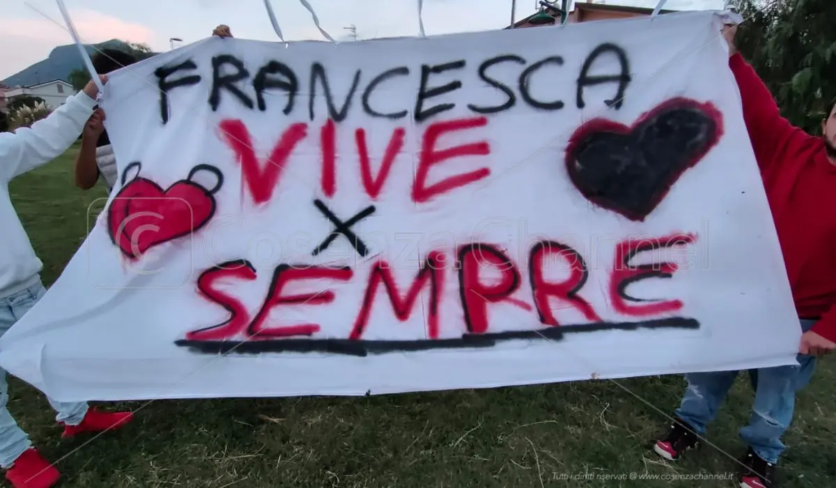 A Tortora è il giorno del dolore, l'ultimo saluto a Francesca Riente | FOTO