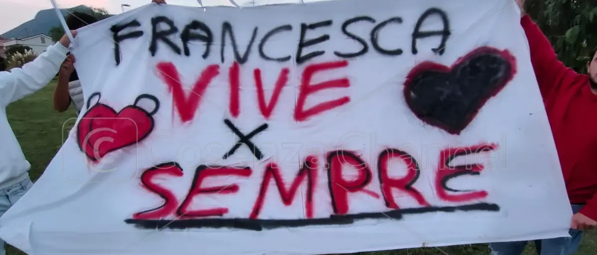 A Tortora è il giorno del dolore, l'ultimo saluto a Francesca Riente | FOTO