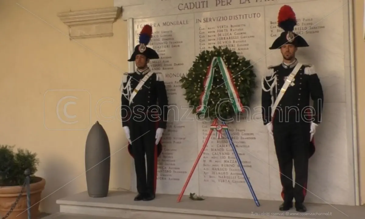 Una corona per tre carabinieri, a Cosenza l'omaggio a Russo, Valentini e Caruso