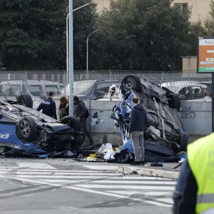 Incidente a Roma, scontro fra due volanti della polizia: un agente morto