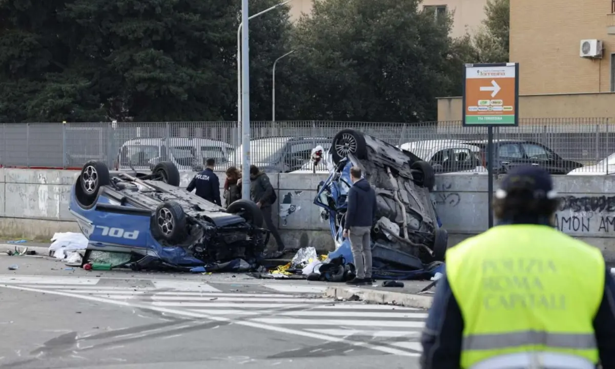 Incidente a Roma, scontro fra due volanti della polizia: un agente morto