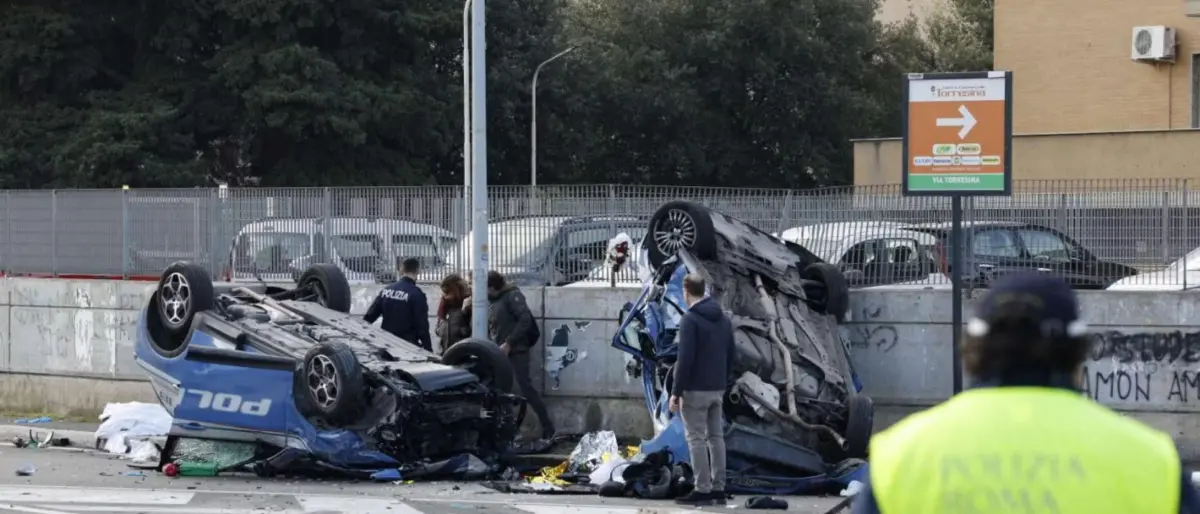 Incidente a Roma, scontro fra due volanti della polizia: un agente morto