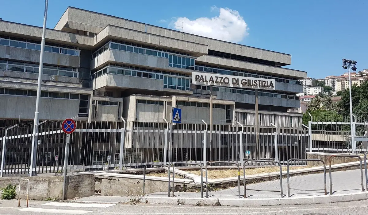 Incidente mortale al Tribunale di Potenza: operaio schiacciato da una finestra